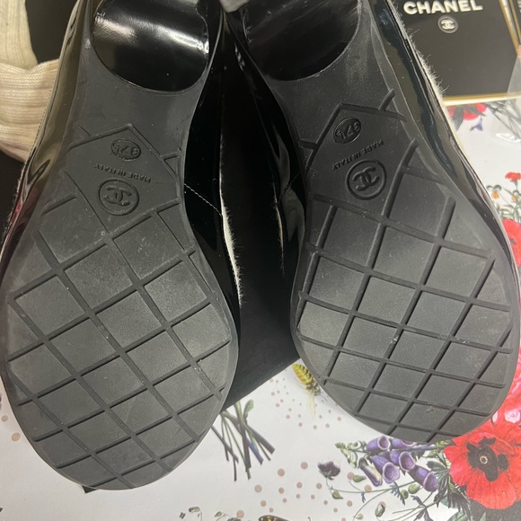 Chanel Ladies Shoes - Picture 6 of 16